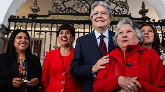 El presidente Guillermo Lasso junto a ciudadanas, tras la firma del decreto ley sobre créditos educativos, en Quito, el 4 de julio de 2023. 