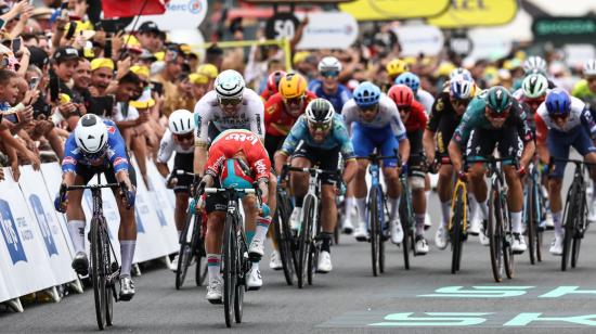 Jasper Philipsen (izquierda) se lleva la victoria en la Etapa 4 del Tour de Francia, el 4 de julio de 2023. 