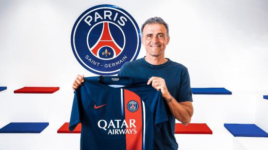 Luis Enrique sostiene la camiseta del PSG en el día de su presentación como entrenador, el 5 de julio de 2023.