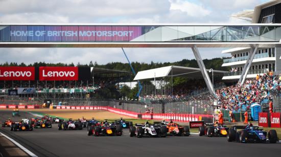 Los pilotos de la Fórmula 2 durante el Gran Premio de Gran Bretaña en 2022.