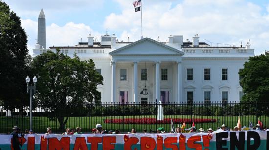 Activistas protestan afuera de la Casa Blanca, en Estados Unidos, el 4 de julio de 2023.