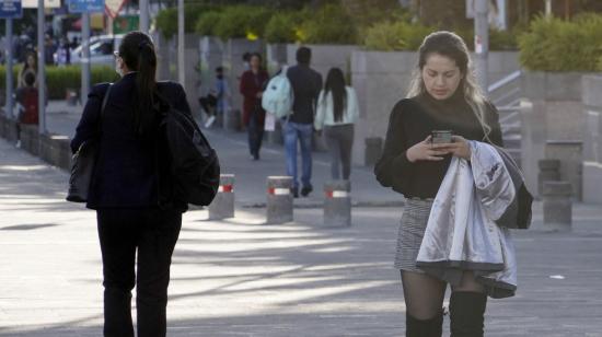 Una mujer usa su celular en Quito, el 5 de julio de 2022.