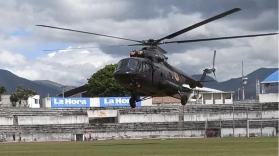 Vista frontal del helicóptero que aterrizó en el estadio olímpico de Ibarra, el 4 de julio de 2023. 