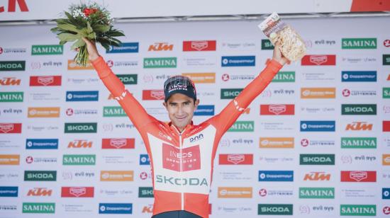 Jhonatan Narváez levanta los brazos en el podio del Tour de Austria, el miércoles 5 de julio de 2023.