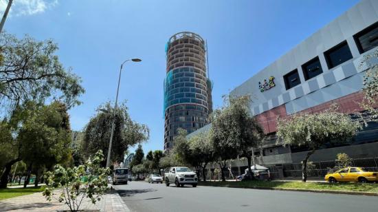 Un edificio en construcción en el sector del parque La Carolina, en el centro norte de Quito, el 19 de diciembre de 2022.