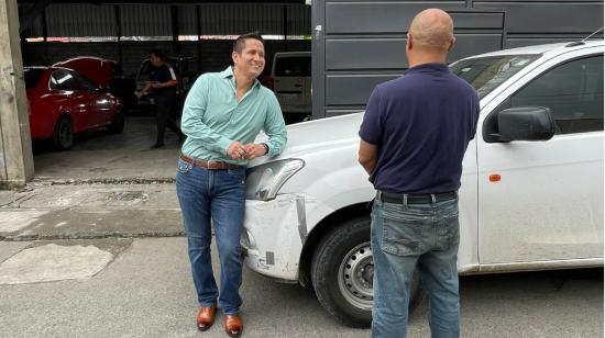 El abogado Lenin Duque junto al ciudadano Fidel Valarezo (de espaldas), quien actuó frente a un presunto ladrón, el 5 de julio de 2023. 