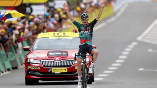 Jai Hindley levanta sus brazos y festeja su triunfo en la Etapa 5 del Tour de Francia, el 5 de julio de 2023.