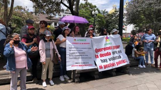 Deudores y garantes con créditos educativos vencidos protestan en Quito en 2023.