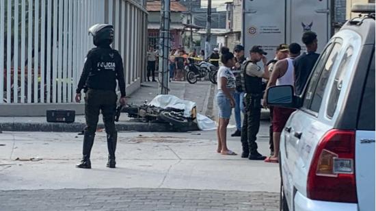 Un policía junto al cuerpo de un hombre de 17 años, que murió en una persecución policial en Guayaquil, el 5 de julio de 2023. 