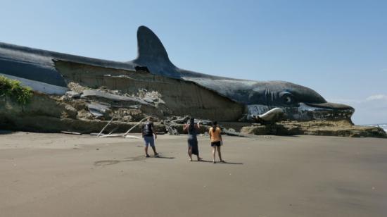 El aumento en el nivel del mar ha puesto en riesgo varios predios de Playa Delfín, en Posorja, el 5 de julio de 2023.