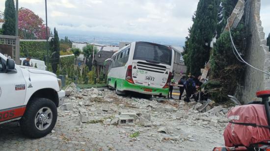 Imagen del accidente de un bus en el Valle de Cumbayá, el 6 de julio de 2023. 