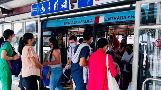 Pasajeros entrando y saliendo en un bus de la Metrovía, en Guayaquil, el 8 de agosto de 2022. 