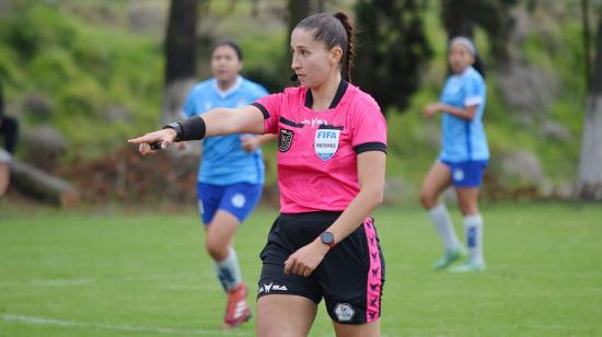 La árbitra ecuatoriana, María Belén Lupera, dirigiendo un partido femenino.