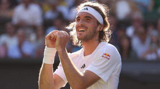 Stefanos Tsitsipas celebra tras su victoria ante Andy Murray en Wimbledon, el 7 de julio de 2023.