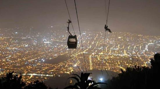 Un bombero en labores de rescate tras el incidente en el teleférico de Quito, el 6 de julio de 2023. 