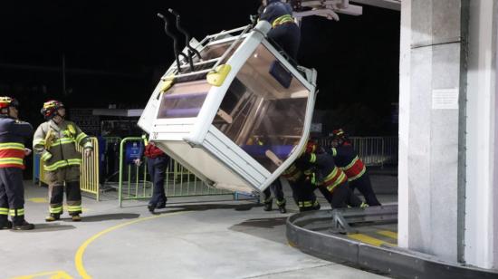 Una de las cabinas del teleférico de Quito, durante las maniobras de rescate de los bomberos, el 6 de julio de 2023.