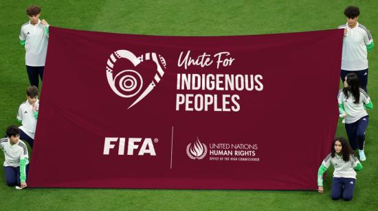 Una bandera en homenaje a los pueblos indígenas australianos se exhibe en un partido de fútbol, en Melbourne.