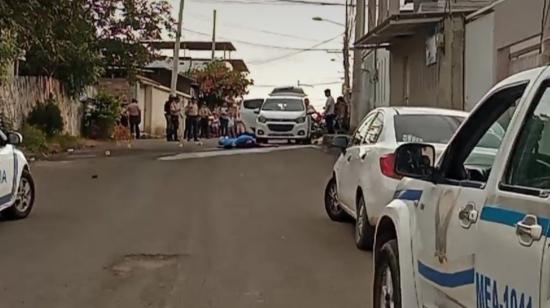 Uno de los fallecidos en la calzada de un barrio de Manta, Manabí, el 6 de julio de 2023. 