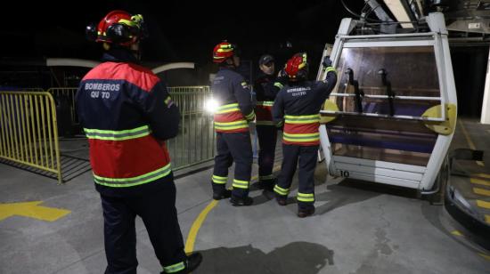 Miembros del Cuerpo de Bomberos de Quito en el Teleférico, el 6 de julio de 2023.