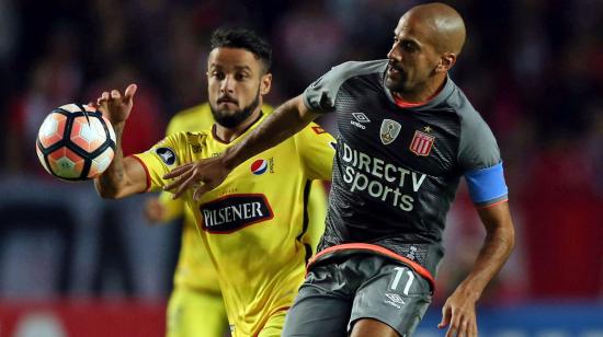 Juan Sebastián Verón, de Estudiantes, disputa una pelota Gabriel Marquez (Barcelona), en abril de 2017. 