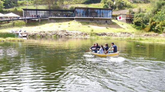 Personas pasean en bote en la laguna de Guabizhún, en Déleg, provincia del Cañar. 