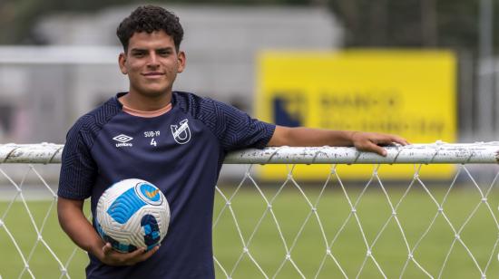 Wilson Honores posa en el Complejo de la Universidad Católica, después de un entrenamiento, en julio de 2023. 