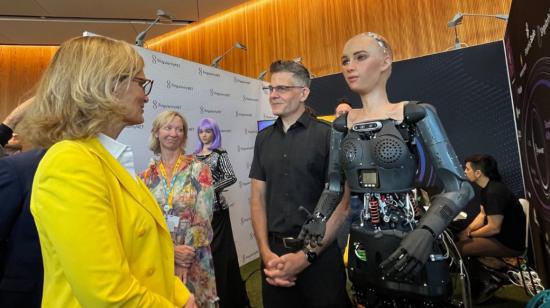 Prototipo del robot Sophia, fabricado por la empresa Hansrobo, en una conferencia de la ONU, el 6 de julio de 2023. 