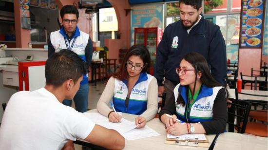 Inspecciones de personal del IESS sobre afiliación de trabajadores en negocios, en Quito, en septiembre de 2019.