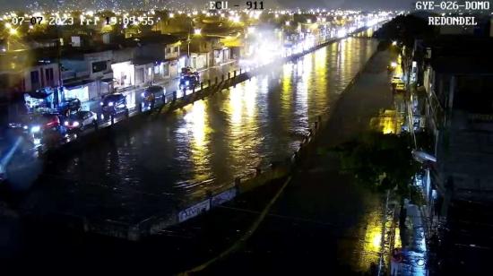 El canal de aguas lluvias de Mucho Lote y Las Orquídeas, al norte de Guayaquil, estuvo a punto de desbordarse debido a la intensidad de las lluvias el 7 de julio de 2023. 