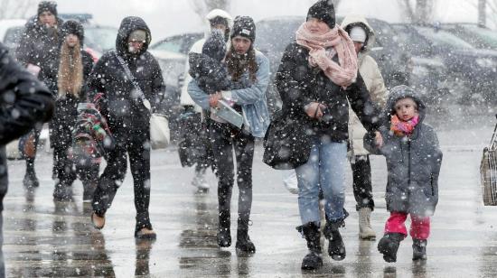 Refugiados ucranianos llegan a la ciudad rumana de Siret, huyendo de la guerra con Rusia.