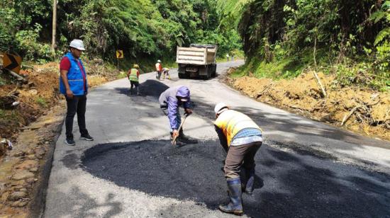 Trabajos de bacheo en la vía Narupa - Huataraco,el 5 de julio de 2023. 