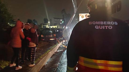 El Cuerpo de Bomberos brinda asistencia tras un accidente en la av. Simón Bolívar, este 9 de julio.