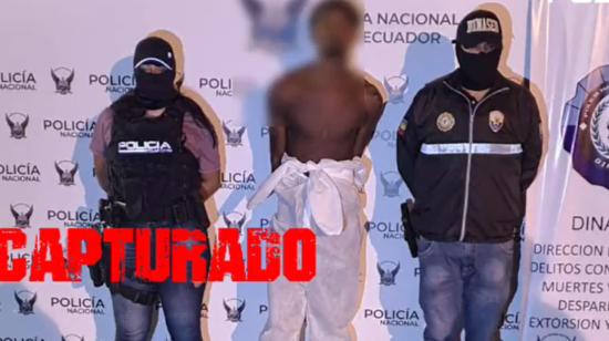 Dos policías junto a alias 'Yonder', capturado en Esmeraldas, el 8 de julio de 2023 