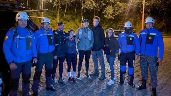 Los excursionistas rescatados en el ingreso del Rucu Pichincha, junto a personal de emergencia, el 8 de julio de 2023. 