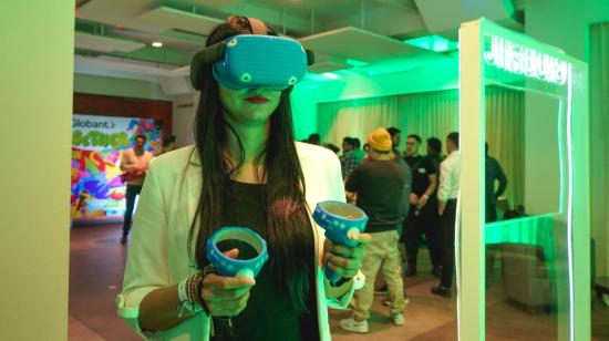 Imagen referencial. Una mujer en una feria de videojuegos, en diciembre de 2022.  