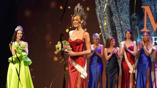 Rikkie Kollé se impuso en el certamen de Miss Países Bajos. La mira la Miss Universo actual, R'Bonney Nola Gabriel.