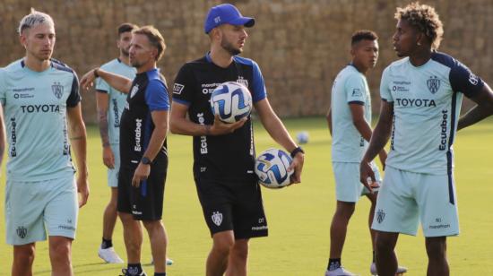 Martín Anselmi dirige un entrenamiento de Independiente del Valle en España, el 15 de julio de 2023. 