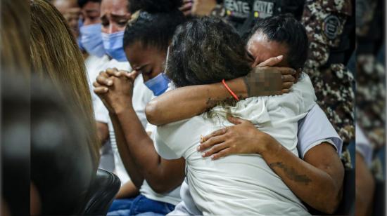 Mujeres beneficiarias del indulto firmado por el presidente Lasso, el 10 de julio de 2023, en Guayaquil.