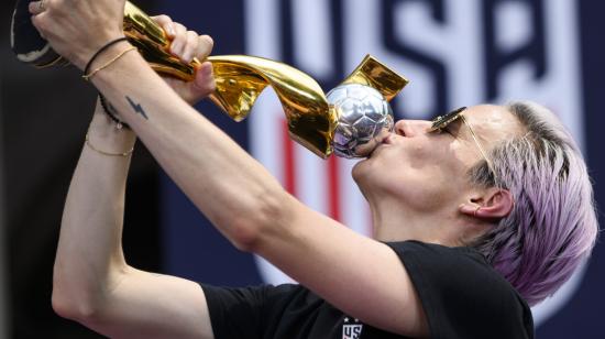 Megan Rapinoe besa el trofeo de la Copa del Mundo, el 10 de julio de 2019, en Nueva York.