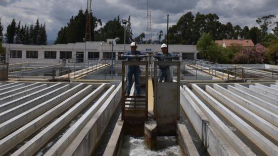 Obreros trabajan en la planta de agua potable de El Cebollar, en Cuenca. 