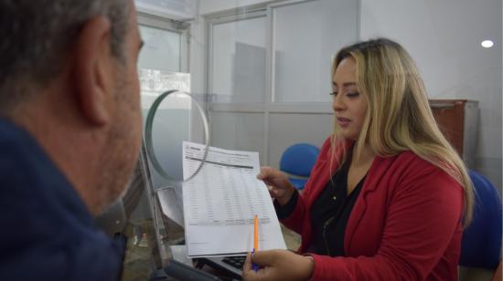 Atención a jubilados y afiliados en un centro de atención del IESS en Azuay, el 10 de julio de 2023.