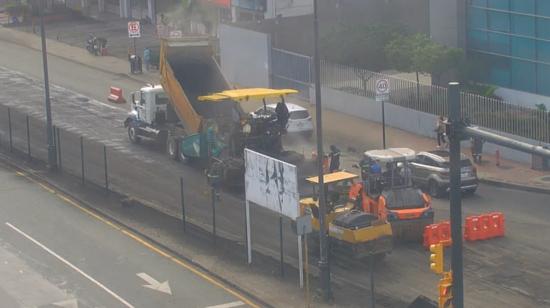 Trabajos de rehabilitación vial en un tramo de la avenida Francisco de Orellana, norte de Guayaquil, el 9 de julio de 2023. 