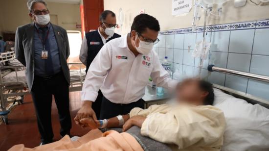 El ministro de Salud de Perú, César Vásquez, visita a un paciente hospitalizado con el síndrome Guillain Barré, en Lima, el 8 de julio de 2023. 