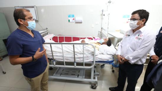 Autoridades sanitarias de Perú visitan a un paciente con el síndrome de Guillain Barré, el 8 de julio de 2023.