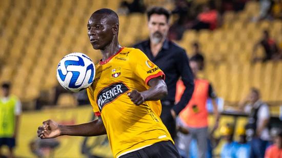 Janner Corozo controla una pelota con el pecho en el partido ante Estudiantes, en el estadio Banco Pichincha, el 11 de julio de 2023.