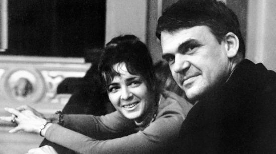 El escrito checo Milan Kundera, junto a su esposa, en Praga, en 1973. 