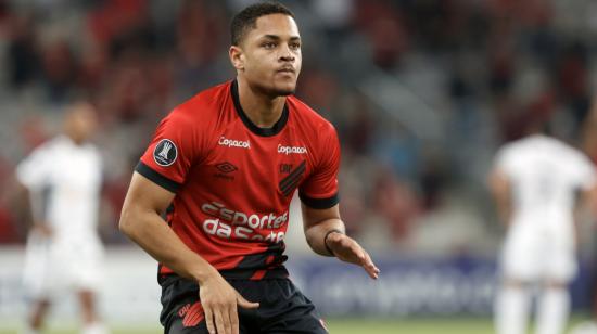 Vitor Roque festeja un gol con la camiseta del Athletico Paranaense al Atlético Mineiro, el 18 de abril de 2023. 