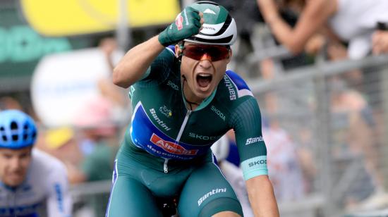 Jasper Philipsen festeja su victoria en la Etapa 11 del Tour de Francia, el 12 de julio de 2023. 