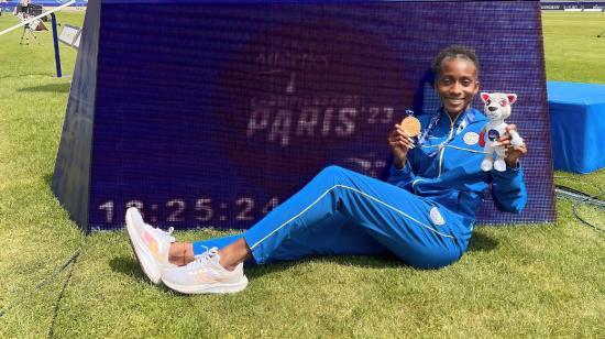 Kiara Rodríguez con su medalla de oro tras consagrarse campeona en los 100 metros del Mundial de paratletismo, el 11 de julio de 2023, en París.