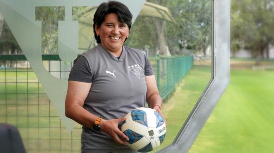 Jeny Herrera, directora técnica de Guerreras Albas, posa tras una entrevista con Primicias en el Complejo de Pomasqui.